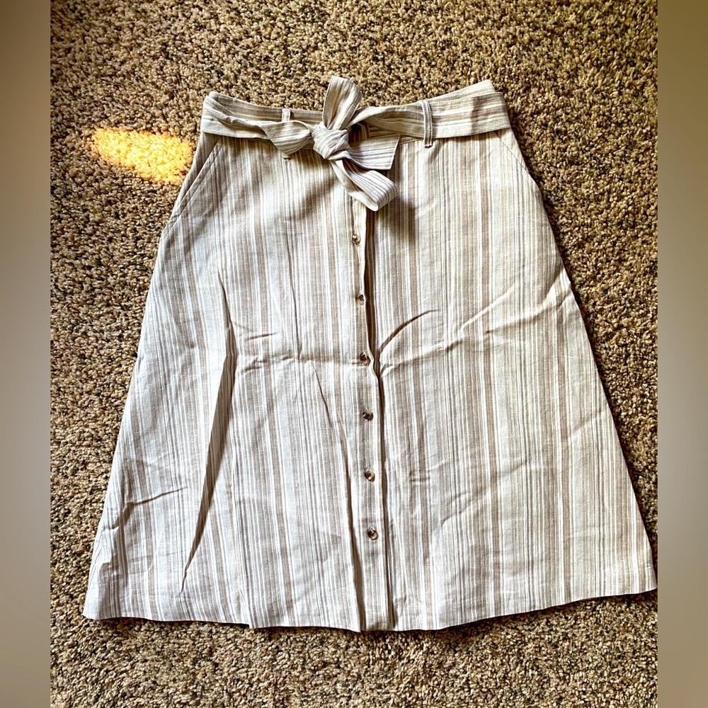 Bar III. Size 4. Linen skirt.